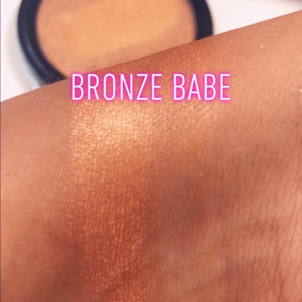 Bronze Babe Highlighter/ Bronzer - Picture 2 of 3